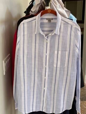 Falls Creek button down shirt in a lightweight cotton material - size Large NWT